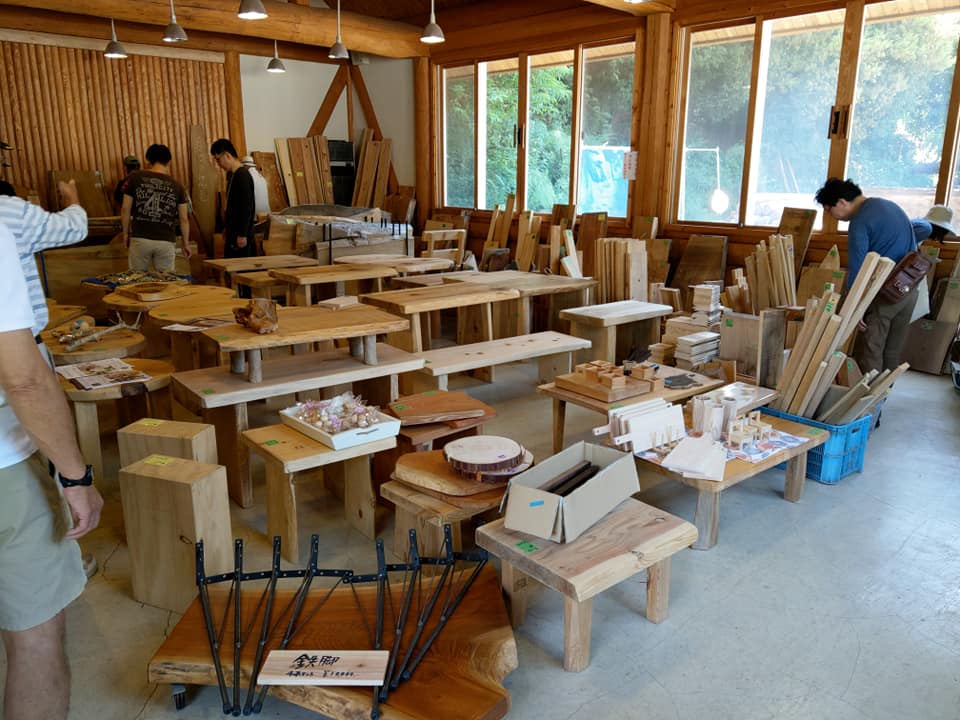 木工品やさまざまな手作り品を販売